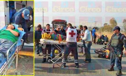 ¡2 mujeres lesionadas, una de gravedad, tras caer de una motocicleta en Lagos de Moreno!