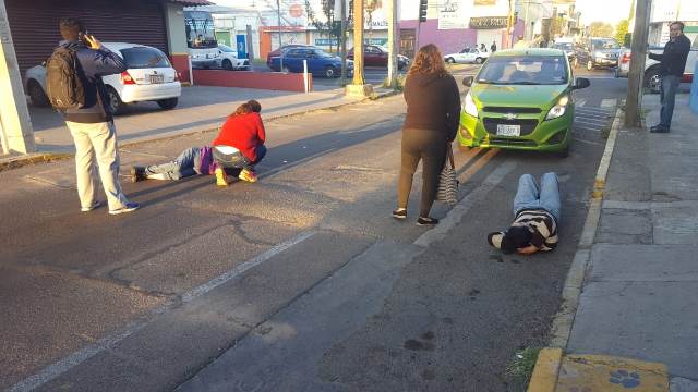 ¡Madre e hijo lesionados tras ser atropellados por un automóvil en Aguascalientes!