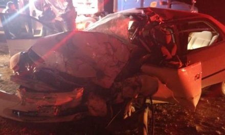 ¡Choque entre un auto y un tráiler en Aguascalientes dejó 2 muertos y 1 lesionado grave!