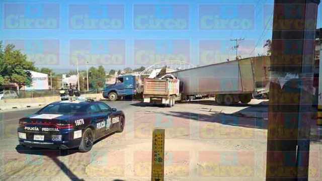 ¡Aparatoso choque entre un camión de volteo y un tráiler en Lagos de Moreno!