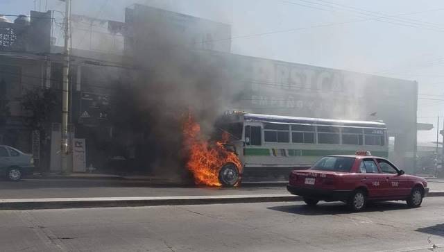 ¡Se incendió un camión urbano en Aguascalientes al estar de servicio!
