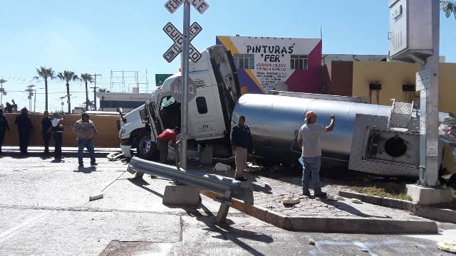 ¡Trailero que transportaba leche se salvó de morir embestido por el tren en Aguascalientes!