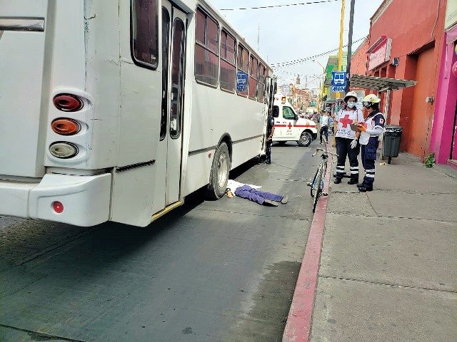 ¡Mujer murió aplastada por un camión urbano en el Centro de Aguascalientes!