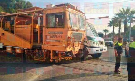 ¡Camión urbano fue embestido por una máquina del tren en Lagos de Moreno!