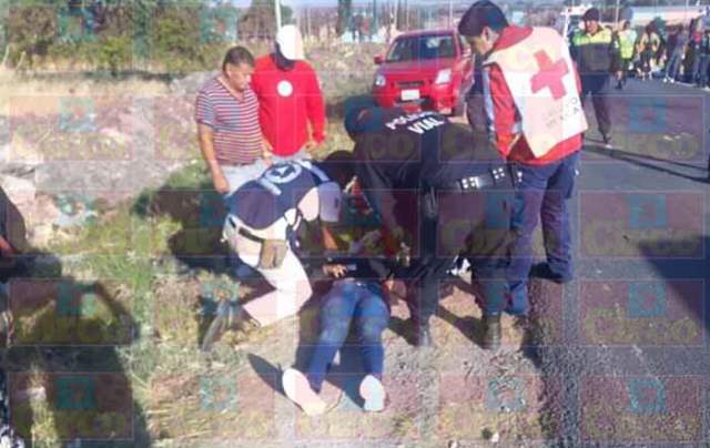 ¡Choque frontal entre una motocicleta y una camioneta dejó 2 mujeres lesionadas en Lagos de Moreno!