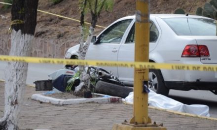 ¡Motociclista murió tras estrellarse contra un auto en Zacatecas!