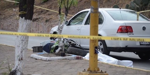 ¡Motociclista murió tras estrellarse contra un auto en Zacatecas!