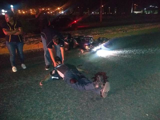 ¡Grave motociclista que chocó contra una camioneta estacionada en Aguascalientes!