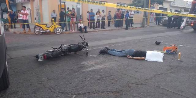 ¡Motociclista murió tras chocar contra un camión de basura en Aguascalientes!