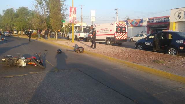 ¡Motociclista atropelló a una adolescente y ambos resultaron lesionados en Aguascalientes!