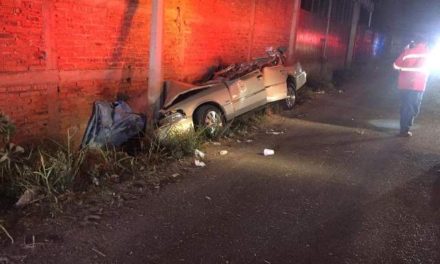 ¡Tráiler impactó un auto en San Juan de los Lagos: 2 muertos!