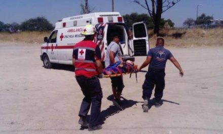 ¡Volcadura de una camioneta dejó 3 lesionados en Encarnación de Díaz!