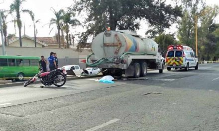 ¡Muere motociclista al estrellarse contra un camión cisterna del municipio de Aguascalientes!