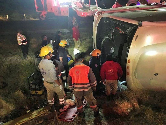 ¡11 muertos y 28 lesionados tras volcadura de un autobús en Río Grande!
