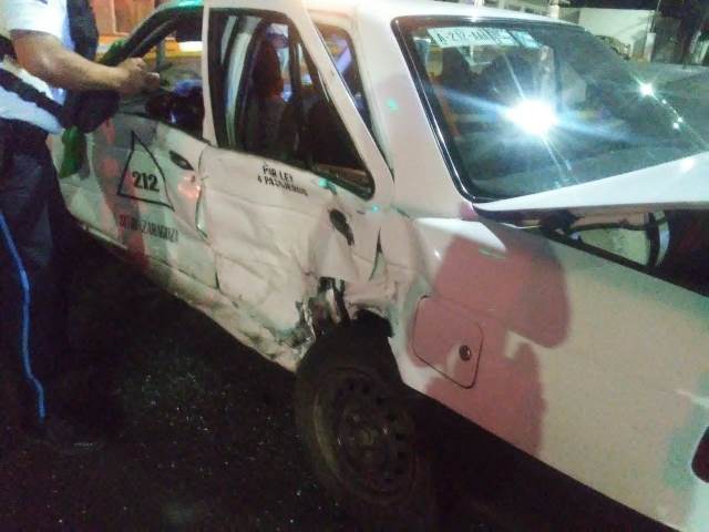 ¡3 lesionados tras fuerte choque entre un auto y un taxi en Aguascalientes!