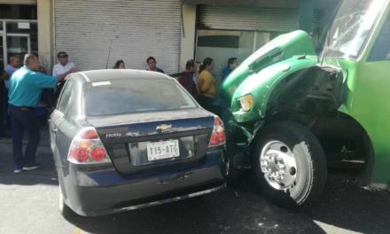 ¡Camión urbano embistió y arrastró un auto en Aguascalientes: 3 lesionados!