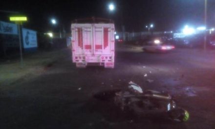 ¡Choque entre una camioneta y una motocicleta dejó 1 muerto y 1 lesionada en Aguascalientes!