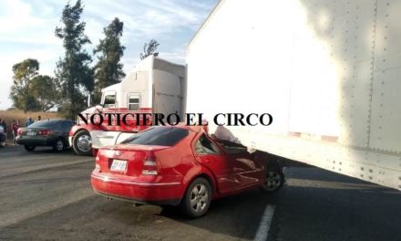 ¡Automóvil se metió debajo de la caja de un tráiler en Lagos de Moreno: 2 lesionados!