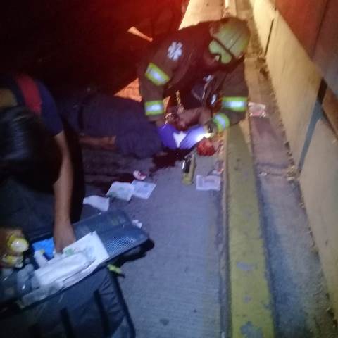 ¡Joven lesionado tras aparatosa volcadura de su auto en Aguascalientes!