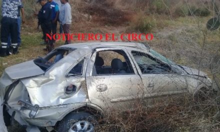 ¡Profesor lesionado tras la volcadura de su auto en Lagos de Moreno!