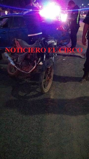 ¡2 motociclistas lesionadas tras chocar contra un auto en Lagos de Moreno!