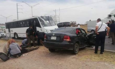 ¡Muere mujer agente de la FGR tras brutal choque entre un auto y un camión urbano en Aguascalientes!