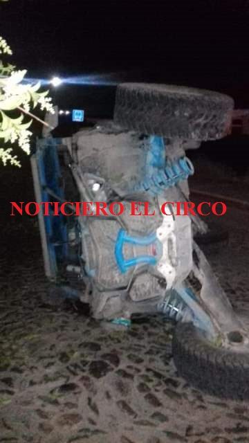 ¡Vehículo RACER volcó aparatosamente en Lagos de Moreno y fue abandonado!