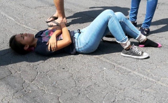 ¡Ciclista lesionada tras ser embestida por una camioneta en Aguascalientes!