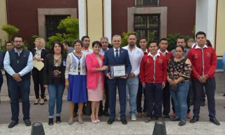 ¡Entregan alumnos del CECyTEA Chichimeco reconocimiento al Ayuntamiento de Jesús María!