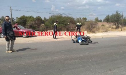 ¡Grave motociclista tras chocar contra una camioneta en Lagos de Moreno!