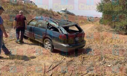 ¡Automovilista se volcó por esquivar unos baches en la carretera en Encarnación de Díaz!