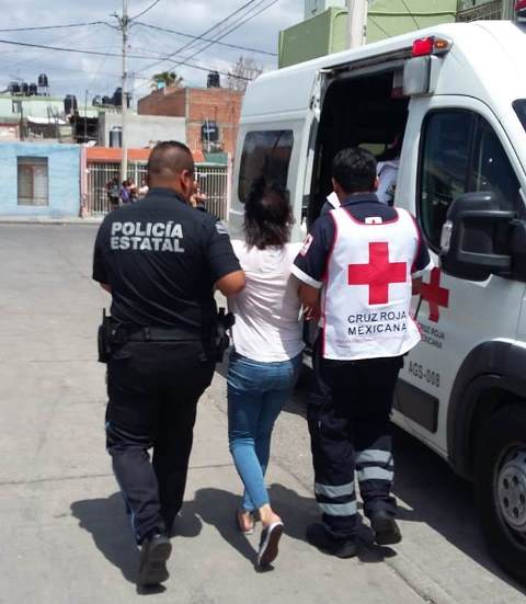 ¡Joven se colgó de la regadera del baño pero fue rescatada por policías en Aguascalientes!