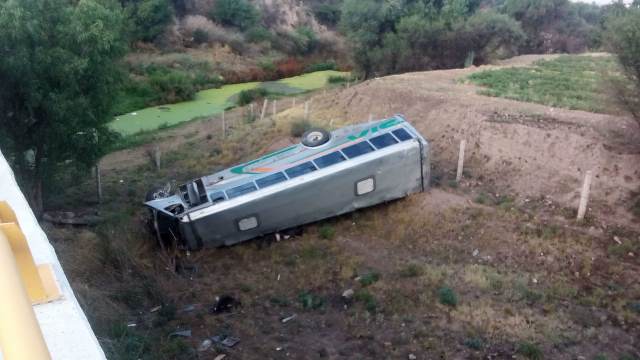 ¡Identifican a chofer de camión de transporte de personal que murió tras caer de un puente en Aguascalientes!