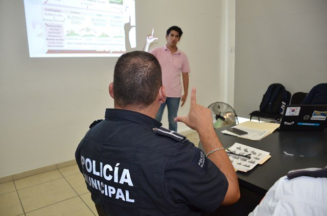 ¡Policías municipales aprenden lengua de señas mexicana!
