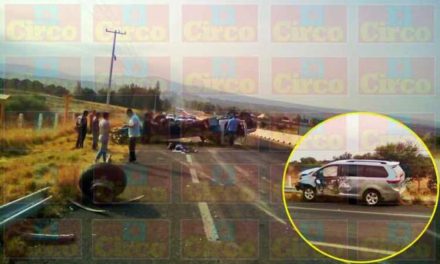 ¡Choque-volcadura entre una camioneta y una grúa dejó varios lesionados en Lagos de Moreno!