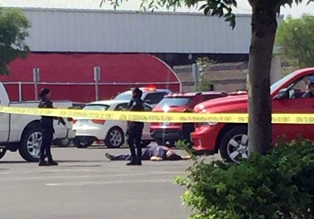 ¡Ejecutaron a 2 hombres en el estacionamiento de la tienda Costco en Aguascalientes!