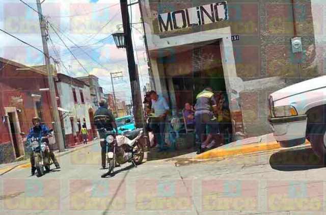 ¡Motociclista resultó lesionado tras chocar contra una camioneta en Lagos de Moreno!
