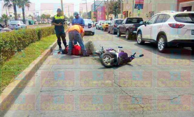 ¡Motociclista lesionado tras chocar contra la puerta de un taxi en Lagos de Moreno!