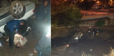¡Auto cayó a un barranco de 20 metros de profundidad en Aguascalientes y policías municipales rescataron a una pareja!