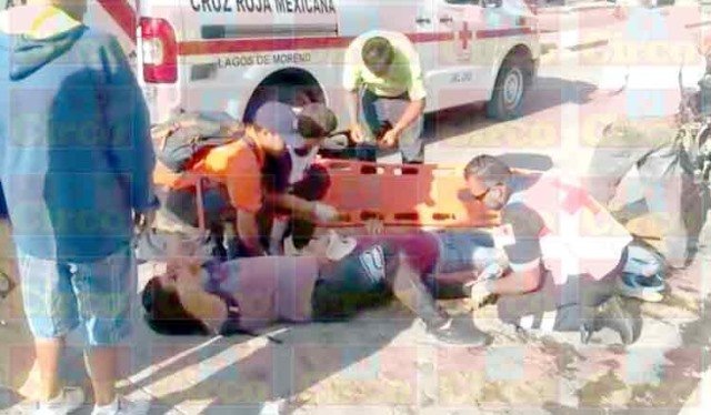 ¡2 motociclistas lesionados tras derrapar por esquivar una camioneta en Lagos de Moreno!