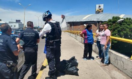 ¡Policías municipales de Aguascalientes evitaron que un hombre se arrojara de un puente!