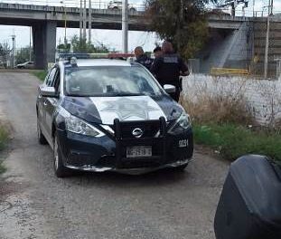 ¡Policías municipales de Aguascalientes rescataron a joven que pretendía arrojarse de un paso a desnivel!