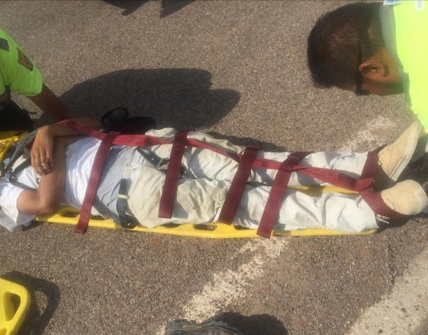 ¡Padre e hijo lesionados tras choque entre camioneta y motocicleta en Aguascalientes!