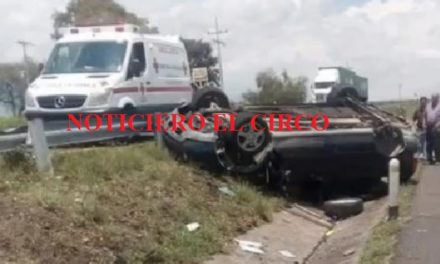 ¡Mujer y menor de edad lesionados tras volcadura de camioneta en Lagos de Moreno!