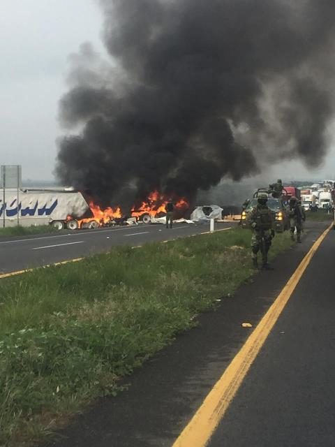 ¡Chofer murió calcinado tras choque e incendio de dos trailers en Lagos de Moreno!