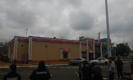 ¡Gran movilización por incendio en un KFC en Aguascalientes!