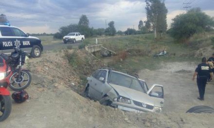¡Un auto cayó a un barranco en Aguascalientes y resultaron lesionadas 2 mujeres y 2 menores!