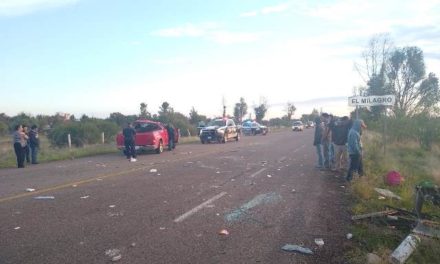 ¡Volcadura de camioneta tripulada por 13 personas dejó 2 lesionados en Aguascalientes!
