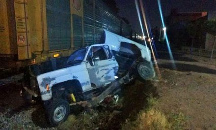 ¡Ancianito murió embestido por el tren en su camioneta en Aguascalientes!