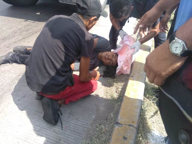 ¡Agoniza motociclista embestido y aplastado por un tráiler en Aguascalientes!